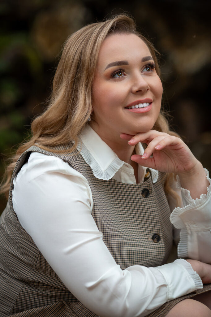 portrait de jeune femme en extérieur